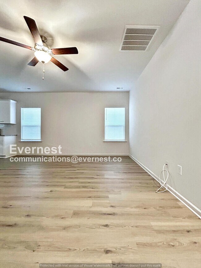 Building Photo - 3 Bed, 2 Bath Home with Off-Street Parking / Pet-Friendly / Vouchers Accepted / Coming Soon!