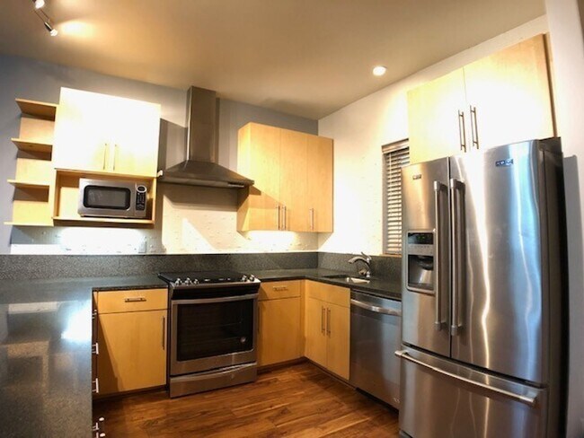 Foto del edificio - Fantastic SE 2 Bed 2.5 Bath + a Den Condo ...