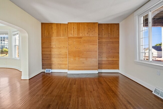 Building Photo - 5 bed 1 bath - newly updated, tons of space, central air, off street parking, laundry