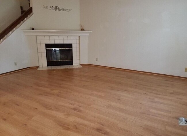 Foto del edificio - Charming 2BD/2BA Townhouse in Desirable Du...
