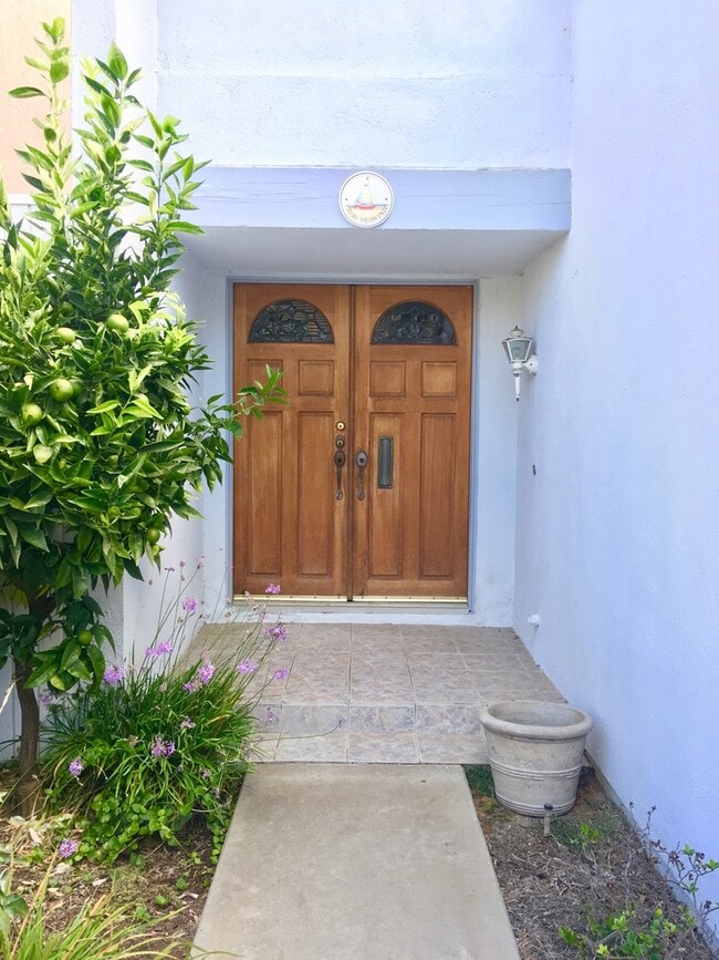 Building Photo - 7030 Seawind Dr