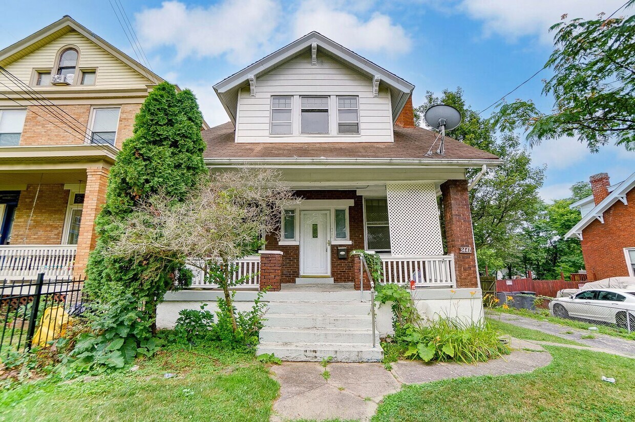 Primary Photo - 3 Bedroom, 1 Bathroom Home, Large Entertai...