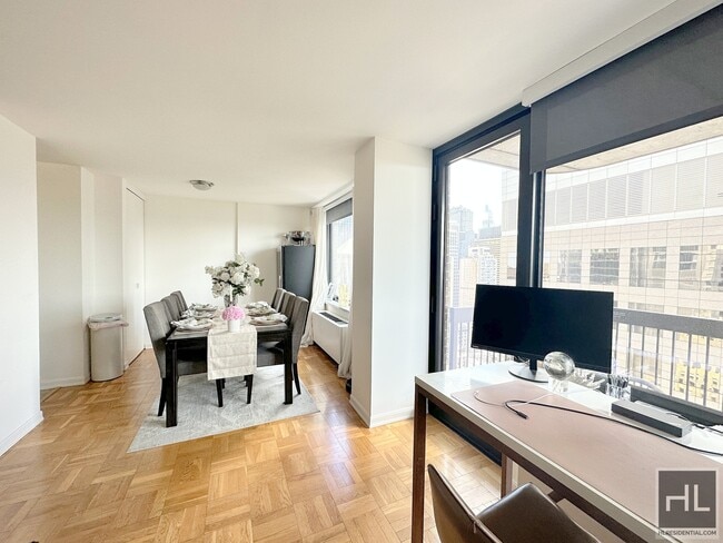 Building Photo - Large 2 bed 2 bath with Balcony/ Pool/ Doo...