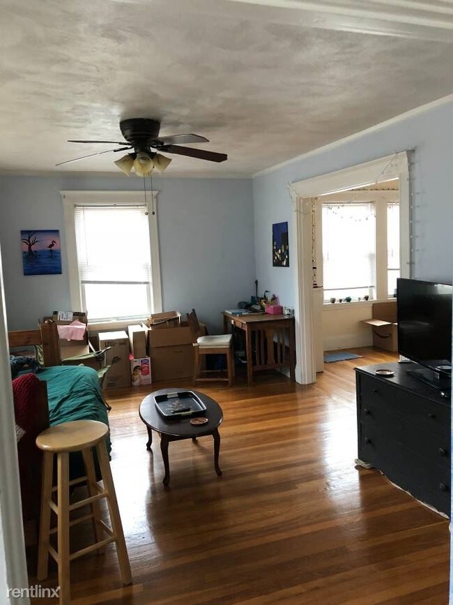 Building Photo - 2 br, 1 bath Apartment - 11 Melbourne Ave