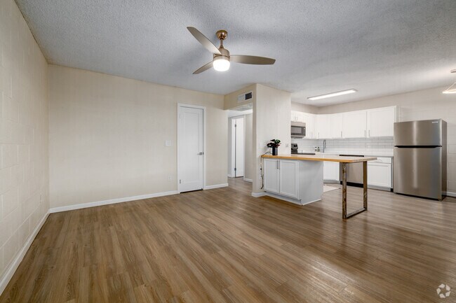 2 habitaciones, 1 baño - 850 pies cuadrados - Sala de estar - Tradewinds Apartments