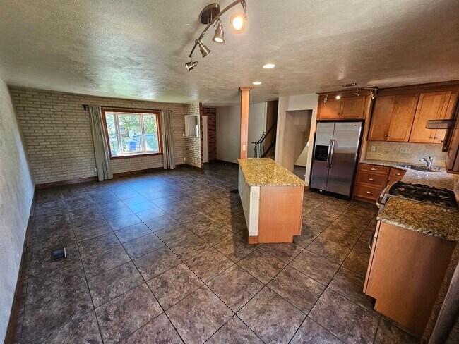 Foto del edificio - Charming 3-Bed, 2-Bath Tri-Level Home with Spacious Backyard & Gazebo