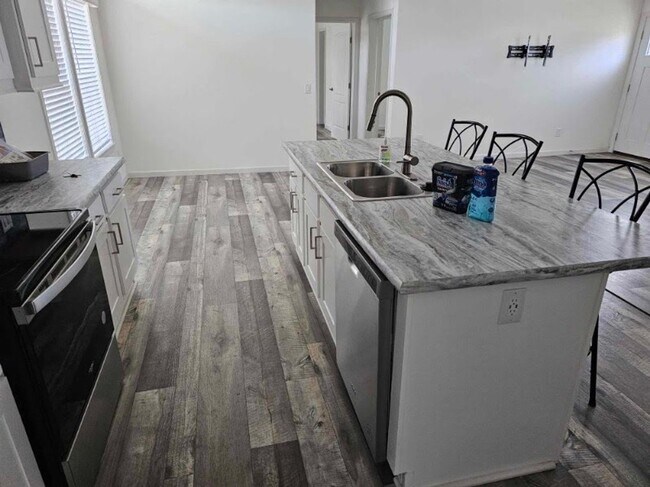 Building Photo - Spacious 3 Bed, 2 Bath Manufactured Home f...