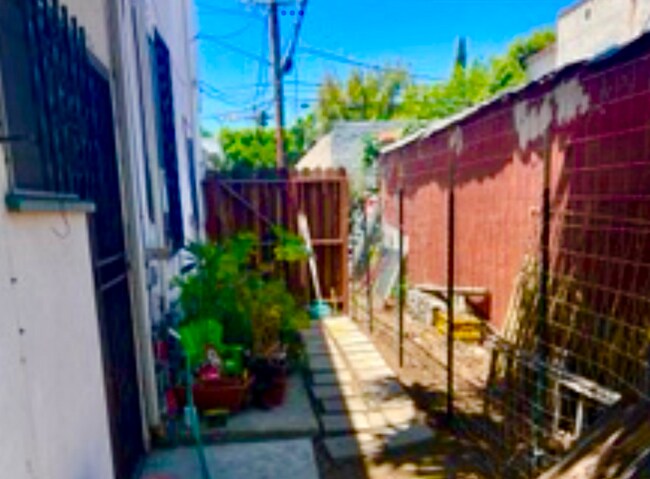 Foto del edificio - 6089 1/4 Cashio St
