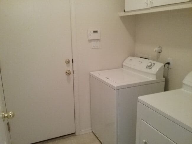 Foto del edificio - One Story 3 Bedroom