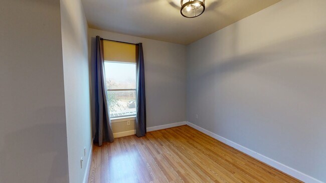 Foto del edificio - Queen room A in a Newly Added Home in Eas