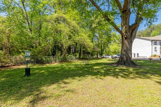 Building Photo - Spacious Apts - Excellent Tucker Location