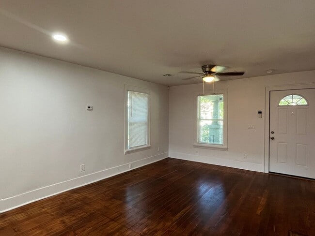 Foto del edificio - 2 bedroom House with Bonus Room and Fenced Yard