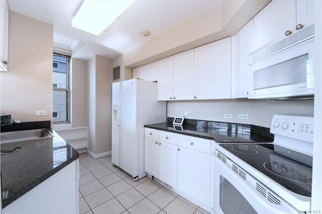 Building Photo - 300 Mamaroneck Ave