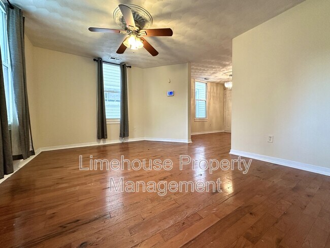 Foto del edificio - 305 Hardy Ave