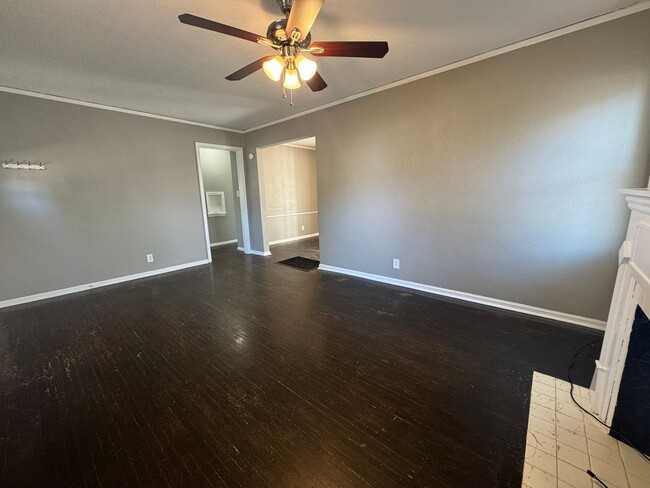 Building Photo - Adorable two bedroom one bathroom home loc...