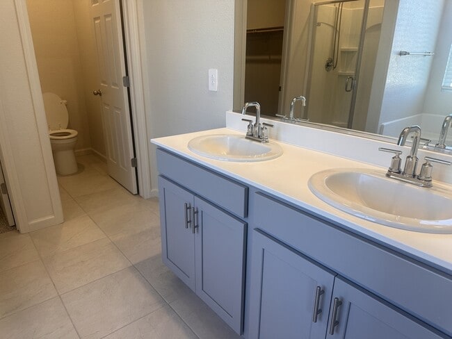 Foto del edificio - 1750 Yukon Territory Ave