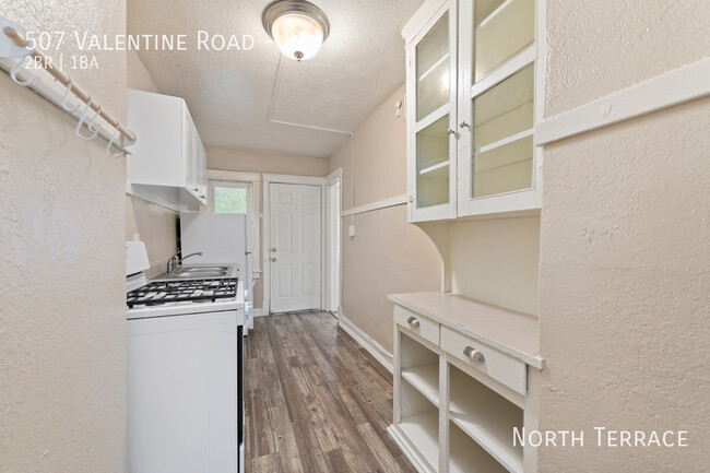 Building Photo - Charming 2BR in Historic 6-plex