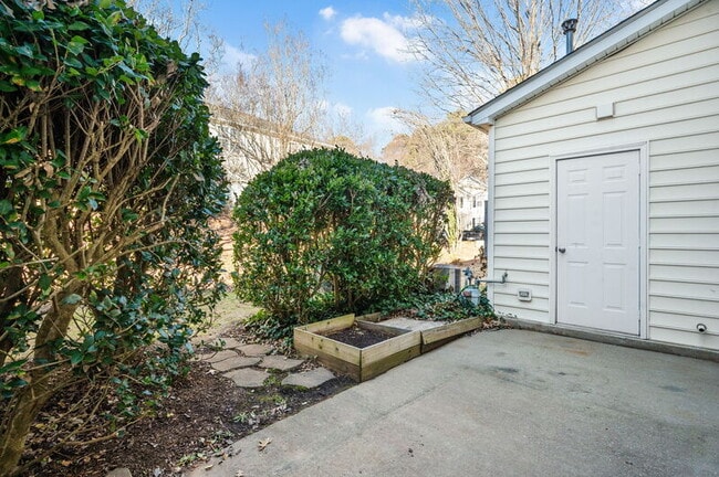 Building Photo - 2204 Valley Haven Dr