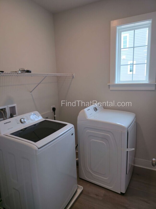Foto del edificio - Pet Friendly CV Schools New Home w Large I...
