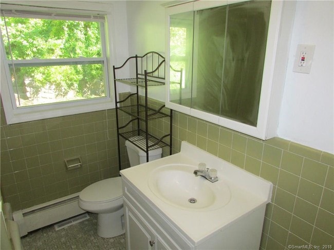 Building Photo - 231 Harwinton Ave