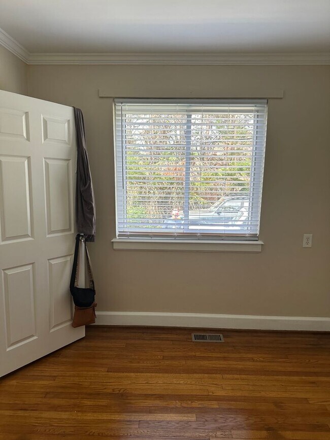 Foto del edificio - NICE NEWLY UPDATED 1 BEDROOM 1 BATH CONDO IN COLLEGE VILLAGE CONDOS