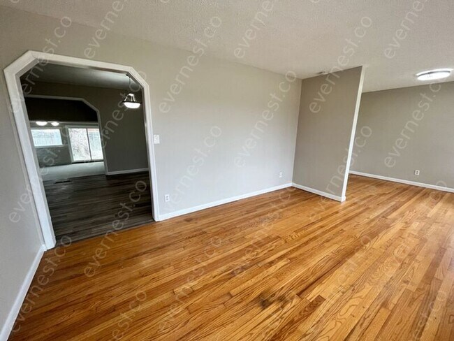 Foto del edificio - 4905 Eastwood Dr