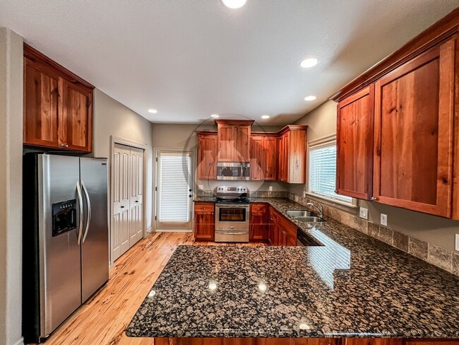 Building Photo - Beautiful Home Next Creekside Golf Club