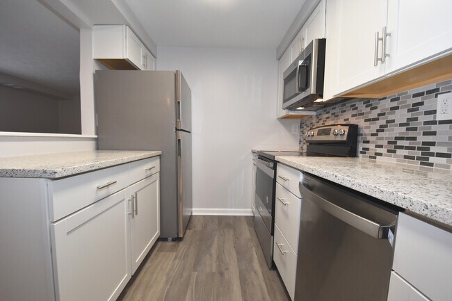 Foto del edificio - 505 Hunters Path Rd