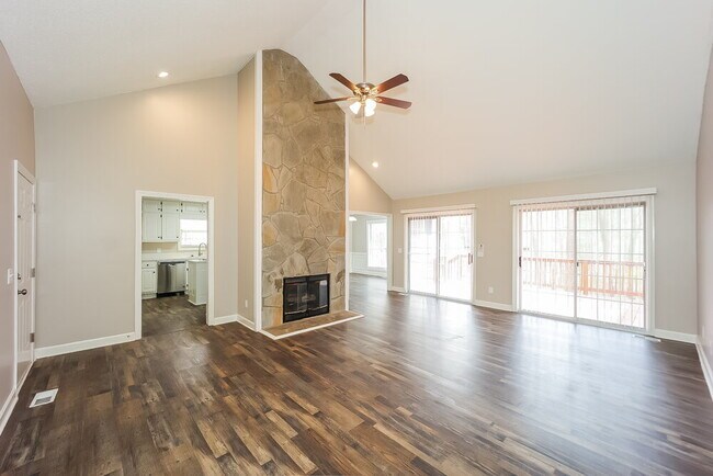 Building Photo - 4165 Golfview Dr