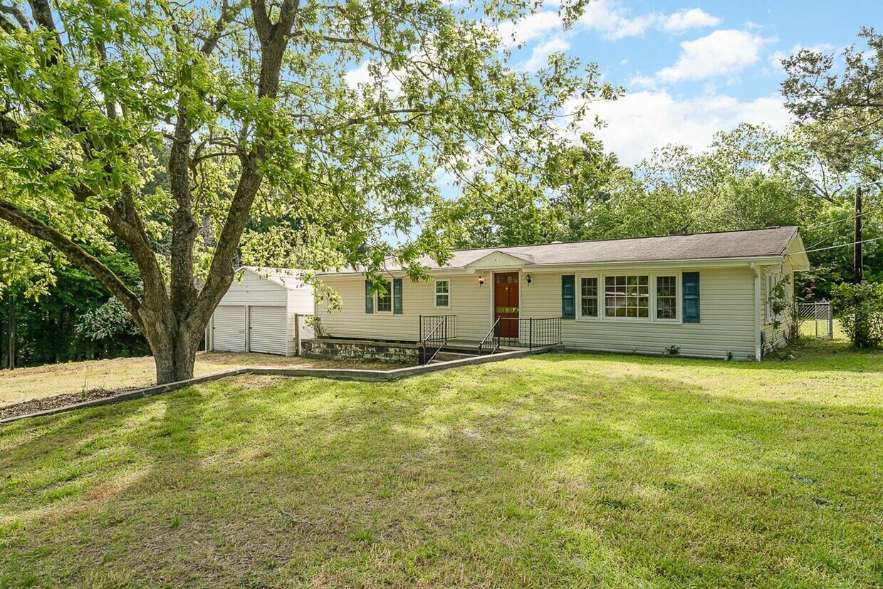 Primary Photo - Charming 3BD, 2BA Raleigh Home on a Large ...
