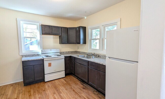 Foto del edificio - 969 Fleming- 2 bedroom house with basement and garage