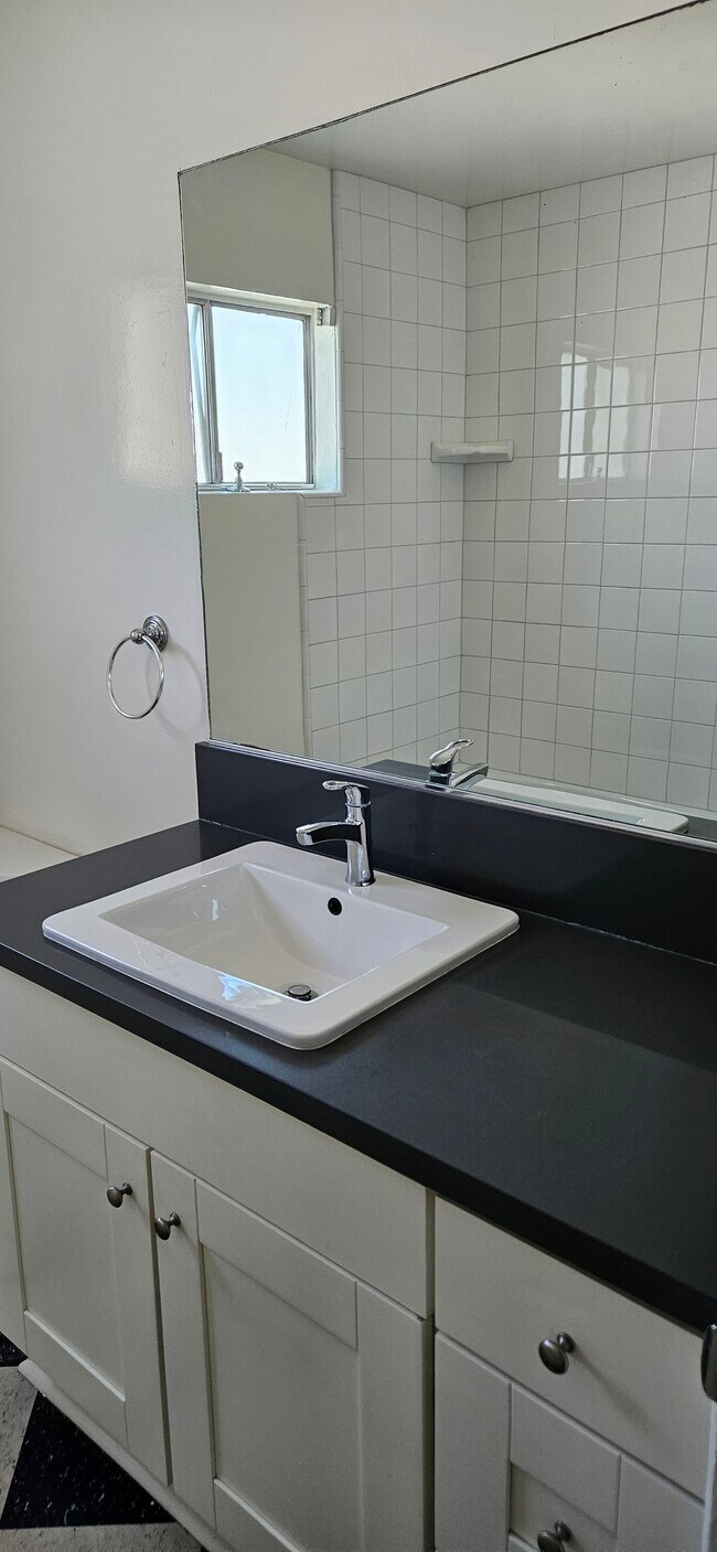 Foto del edificio - 7050-7059 Waring Ave