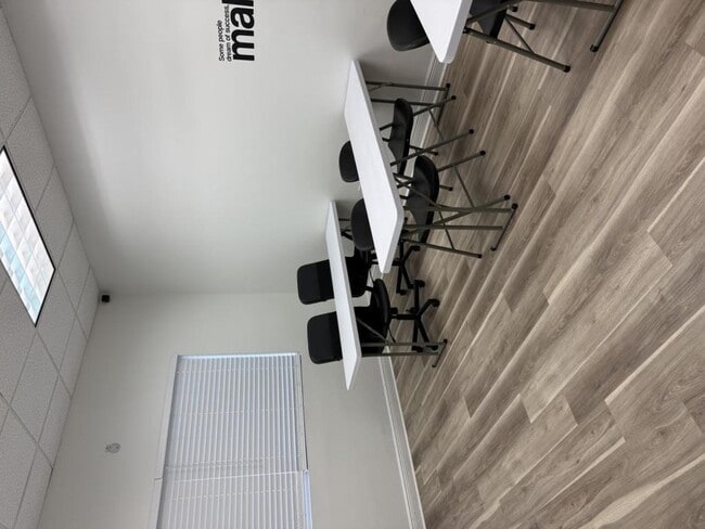 Foto del edificio - 8751 Commodity Cir