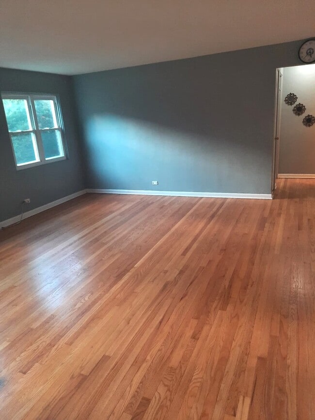 Building Photo - 2431 W Lunt Ave