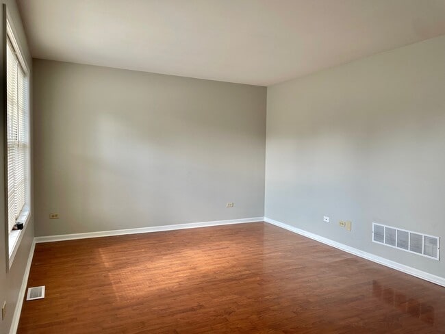 Building Photo - 1240 Robin Dr