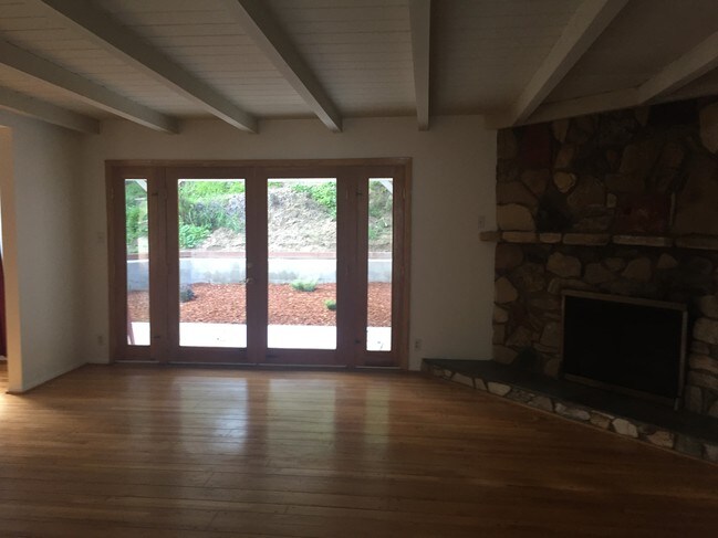 Sala de estar con Bea,s a la vista - 5011 Calderon Rd
