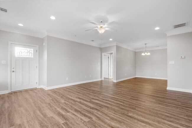 Foto del edificio - 585 Regency Cir