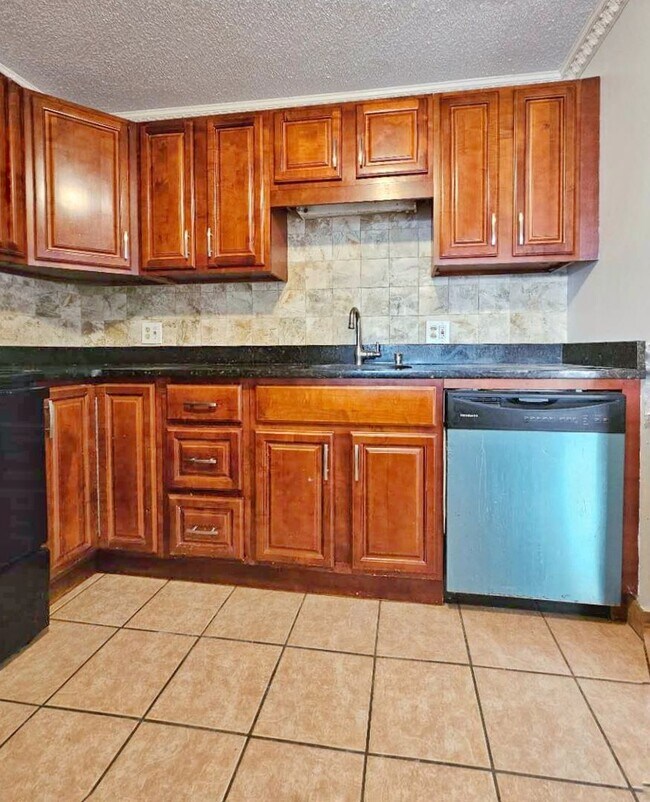 Foto del edificio - Beautiful renovated 3 bed 2 bath townhouse with deeded parking and easy Highway access