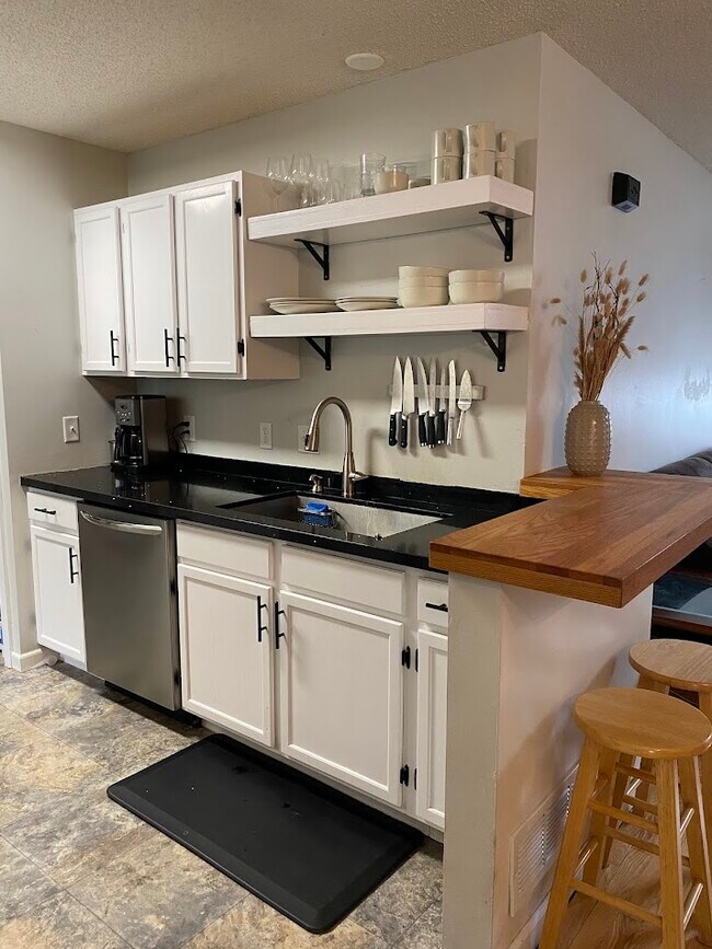Knife Rack, Garbage Disposal, Breakfast bar, and dishwasher - 13890 Granada Way