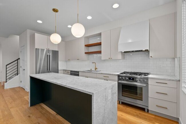 Foto del edificio - Stunning Modern Air-Conditioned Townhome in Coveted Whittier Heights