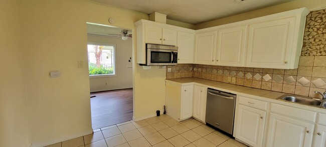 Building Photo - Beautiful, updated 2 bedroom rental!