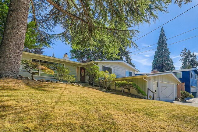 Building Photo - Beautiful Modern House Near Lake Hills and...