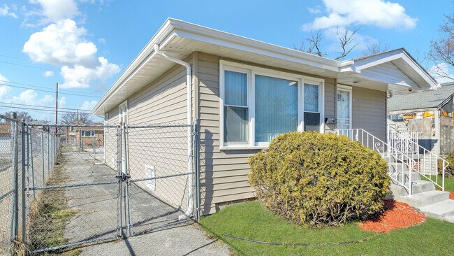 Building Photo - 15326 Lincoln Ave