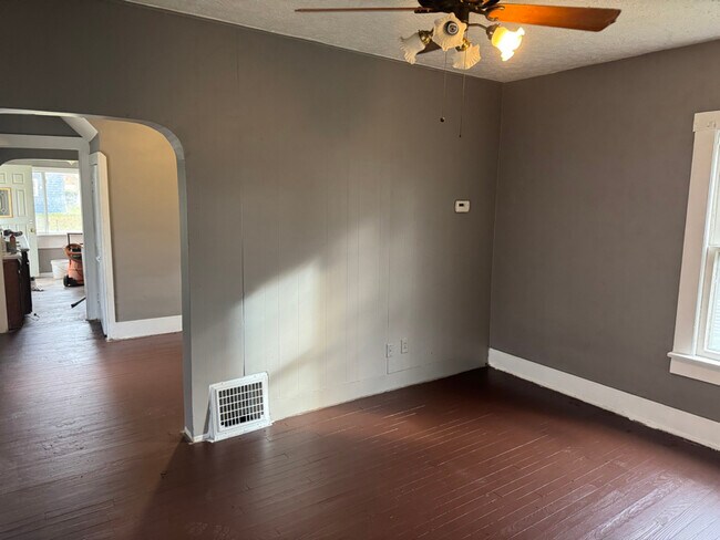 Foto del edificio - 1061 Raymond St