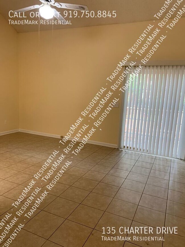 Foto del edificio - 135 Charter Dr