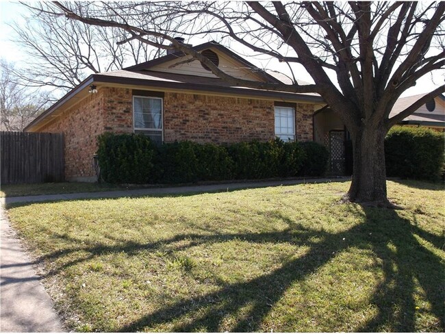 Building Photo - AVAILABLE NOW --Two Bedroom 1.5 Bath Duplex Unit in Euless