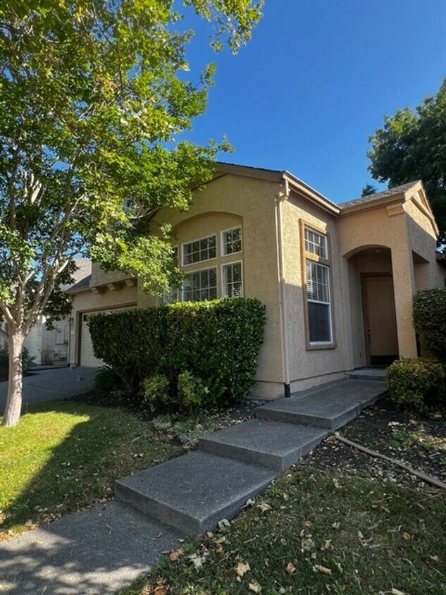 Foto principal - Desired Two Story 3 Bedroom 2.5 Bath Petal...