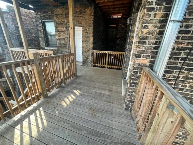 Foto del edificio - 3 bedroom in CHICAGO IL 60613