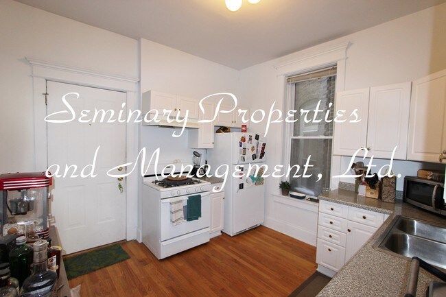 Building Photo - 920 W Addison St