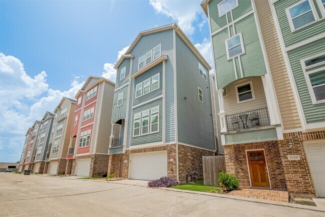 Building Photo - 2106 Bidwell Dr